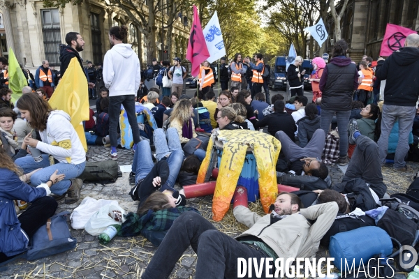 Action blocage du centre de Paris par des militants écologistes d Extinction Rebellion, Place du Chatelet, Pont au Change. Action blocking the center of Paris by ecologist activists of Extinction Rebellion, Place du Chatelet, Pont au Change.