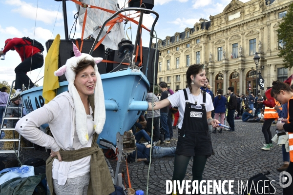 Action blocage du centre de Paris par des militants écologistes d Extinction Rebellion, Place du Chatelet, Pont au Change. Action blocking the center of Paris by ecologist activists of Extinction Rebellion, Place du Chatelet, Pont au Change.