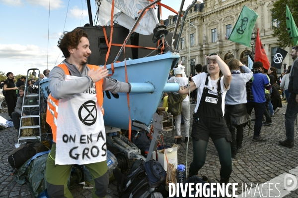 Action blocage du centre de Paris par des militants écologistes d Extinction Rebellion, Place du Chatelet, Pont au Change. Action blocking the center of Paris by ecologist activists of Extinction Rebellion, Place du Chatelet, Pont au Change.