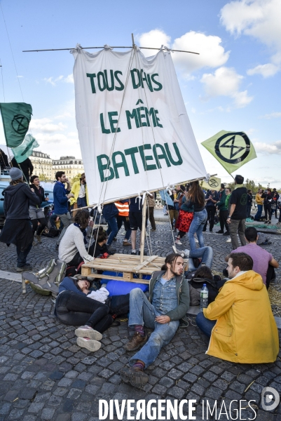 Action blocage du centre de Paris par des militants écologistes d Extinction Rebellion, Place du Chatelet, Pont au Change. Action blocking the center of Paris by ecologist activists of Extinction Rebellion, Place du Chatelet, Pont au Change.