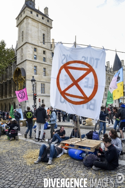 Action blocage du centre de Paris par des militants écologistes d Extinction Rebellion, Place du Chatelet, Pont au Change. Action blocking the center of Paris by ecologist activists of Extinction Rebellion, Place du Chatelet, Pont au Change.
