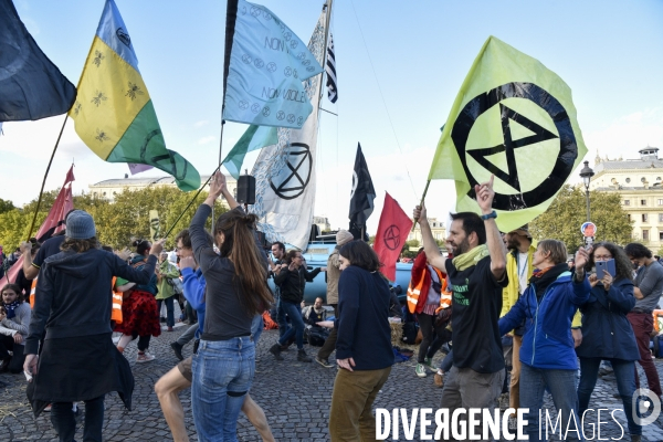 Action blocage du centre de Paris par des militants écologistes d Extinction Rebellion, Place du Chatelet, Pont au Change. Action blocking the center of Paris by ecologist activists of Extinction Rebellion, Place du Chatelet, Pont au Change.