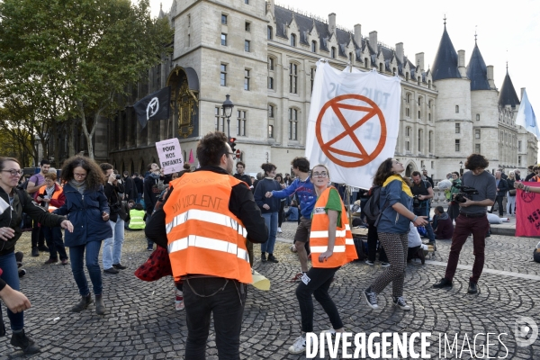 Action blocage du centre de Paris par des militants écologistes d Extinction Rebellion, Place du Chatelet, Pont au Change. Action blocking the center of Paris by ecologist activists of Extinction Rebellion, Place du Chatelet, Pont au Change.