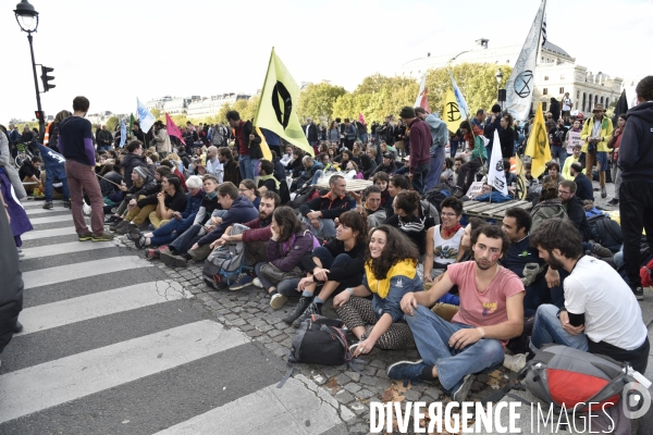 Action blocage du centre de Paris par des militants écologistes d Extinction Rebellion, Place du Chatelet, Pont au Change. Action blocking the center of Paris by ecologist activists of Extinction Rebellion, Place du Chatelet, Pont au Change.