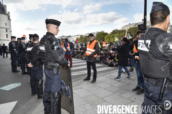 Action blocage du centre de Paris par des militants écologistes d Extinction Rebellion, Place du Chatelet, Pont au Change. Action blocking the center of Paris by ecologist activists of Extinction Rebellion, Place du Chatelet, Pont au Change.