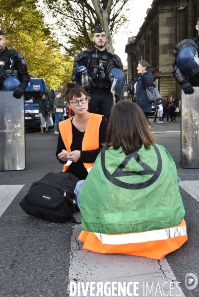 Action blocage du centre de Paris par des militants écologistes d Extinction Rebellion, Place du Chatelet, Pont au Change. Action blocking the center of Paris by ecologist activists of Extinction Rebellion, Place du Chatelet, Pont au Change.