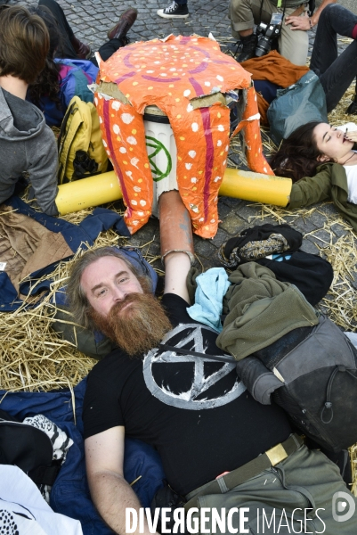 Action blocage du centre de Paris par des militants écologistes d Extinction Rebellion, Place du Chatelet, Pont au Change. Action blocking the center of Paris by ecologist activists of Extinction Rebellion, Place du Chatelet, Pont au Change.