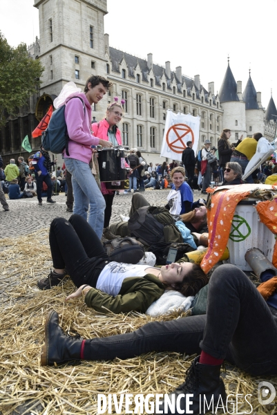 Action blocage du centre de Paris par des militants écologistes d Extinction Rebellion, Place du Chatelet, Pont au Change. Action blocking the center of Paris by ecologist activists of Extinction Rebellion, Place du Chatelet, Pont au Change.