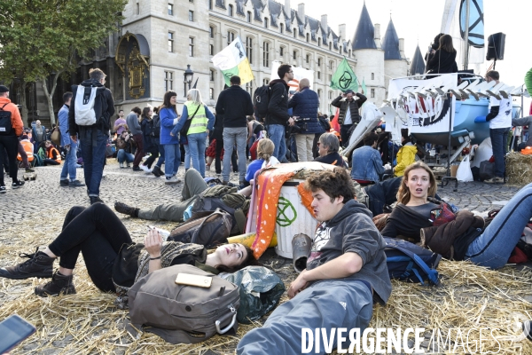 Action blocage du centre de Paris par des militants écologistes d Extinction Rebellion, Place du Chatelet, Pont au Change. Action blocking the center of Paris by ecologist activists of Extinction Rebellion, Place du Chatelet, Pont au Change.