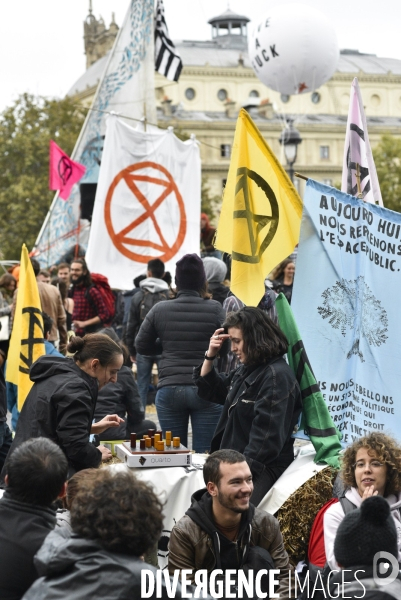 Action blocage du centre de Paris par des militants écologistes d Extinction Rebellion, Place du Chatelet, Pont au Change. Action blocking the center of Paris by ecologist activists of Extinction Rebellion, Place du Chatelet, Pont au Change.