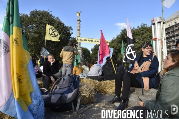 Action blocage du centre de Paris par des militants écologistes d Extinction Rebellion, Place du Chatelet, Pont au Change. Action blocking the center of Paris by ecologist activists of Extinction Rebellion, Place du Chatelet, Pont au Change.