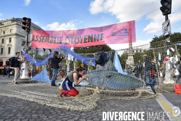 Action blocage du centre de Paris par des militants écologistes d Extinction Rebellion, Place du Chatelet, Pont au Change. Action blocking the center of Paris by ecologist activists of Extinction Rebellion, Place du Chatelet, Pont au Change.