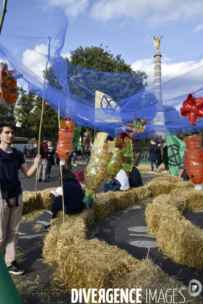 Action blocage du centre de Paris par des militants écologistes d Extinction Rebellion, Place du Chatelet, Pont au Change. Action blocking the center of Paris by ecologist activists of Extinction Rebellion, Place du Chatelet, Pont au Change.