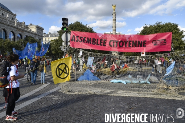 Action blocage du centre de Paris par des militants écologistes d Extinction Rebellion, Place du Chatelet, Pont au Change. Action blocking the center of Paris by ecologist activists of Extinction Rebellion, Place du Chatelet, Pont au Change.