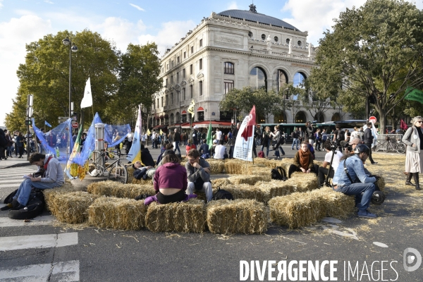 Action blocage du centre de Paris par des militants écologistes d Extinction Rebellion, Place du Chatelet, Pont au Change. Action blocking the center of Paris by ecologist activists of Extinction Rebellion, Place du Chatelet, Pont au Change.