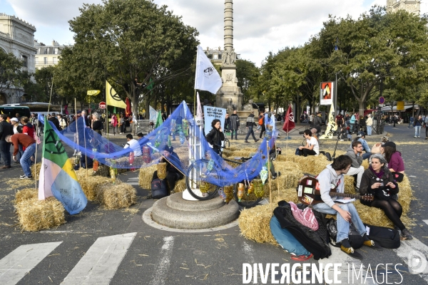 Action blocage du centre de Paris par des militants écologistes d Extinction Rebellion, Place du Chatelet, Pont au Change. Action blocking the center of Paris by ecologist activists of Extinction Rebellion, Place du Chatelet, Pont au Change.