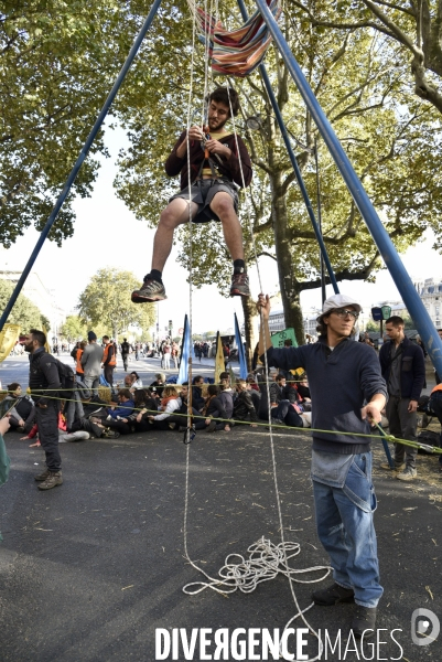 Action blocage du centre de Paris par des militants écologistes d Extinction Rebellion, Place du Chatelet, Pont au Change. Action blocking the center of Paris by ecologist activists of Extinction Rebellion, Place du Chatelet, Pont au Change.