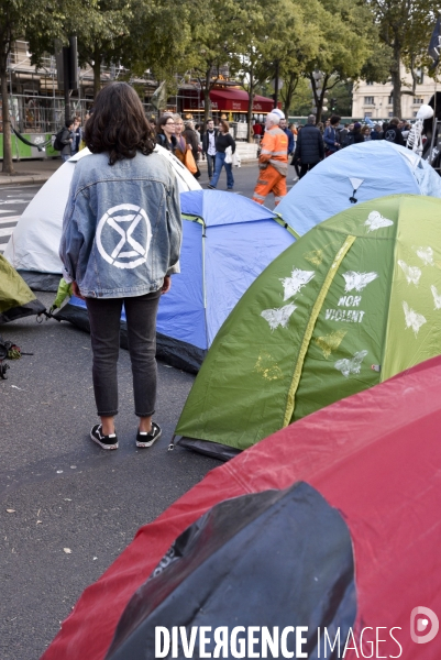 Action blocage du centre de Paris par des militants écologistes d Extinction Rebellion, Place du Chatelet, Pont au Change. Action blocking the center of Paris by ecologist activists of Extinction Rebellion, Place du Chatelet, Pont au Change.