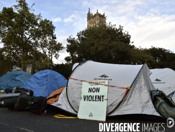 Action blocage du centre de Paris par des militants écologistes d Extinction Rebellion, Place du Chatelet, Pont au Change. Action blocking the center of Paris by ecologist activists of Extinction Rebellion, Place du Chatelet, Pont au Change.