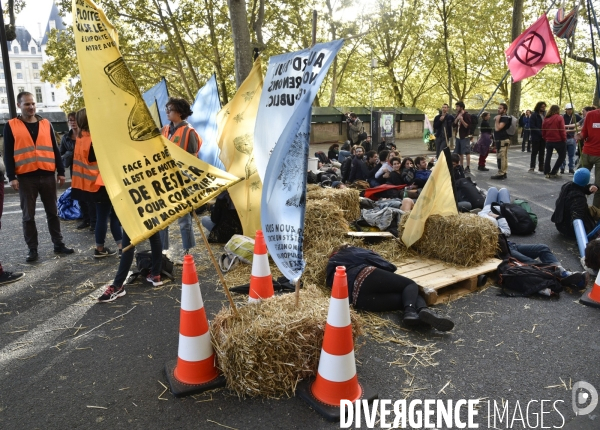 Action blocage du centre de Paris par des militants écologistes d Extinction Rebellion, Place du Chatelet, Pont au Change. Action blocking the center of Paris by ecologist activists of Extinction Rebellion, Place du Chatelet, Pont au Change.