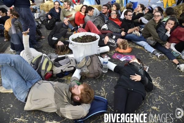 Action blocage du centre de Paris par des militants écologistes d Extinction Rebellion, Place du Chatelet, Pont au Change. Action blocking the center of Paris by ecologist activists of Extinction Rebellion, Place du Chatelet, Pont au Change.