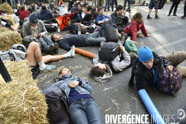 Action blocage du centre de Paris par des militants écologistes d Extinction Rebellion, Place du Chatelet, Pont au Change. Action blocking the center of Paris by ecologist activists of Extinction Rebellion, Place du Chatelet, Pont au Change.