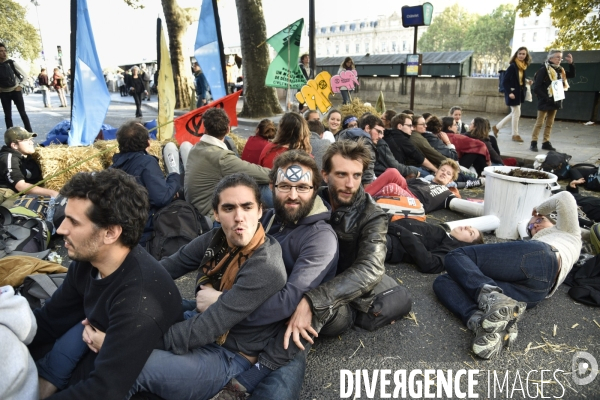 Action blocage du centre de Paris par des militants écologistes d Extinction Rebellion, Place du Chatelet, Pont au Change. Action blocking the center of Paris by ecologist activists of Extinction Rebellion, Place du Chatelet, Pont au Change.