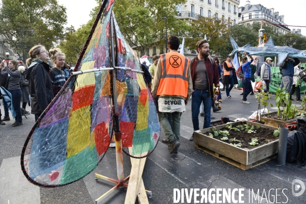 Action blocage du centre de Paris par des militants écologistes d Extinction Rebellion, Place du Chatelet, Pont au Change. Action blocking the center of Paris by ecologist activists of Extinction Rebellion, Place du Chatelet, Pont au Change.