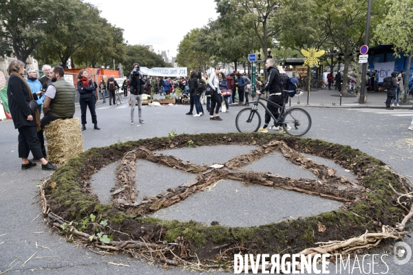 Action blocage du centre de Paris par des militants écologistes d Extinction Rebellion, Place du Chatelet, Pont au Change. Action blocking the center of Paris by ecologist activists of Extinction Rebellion, Place du Chatelet, Pont au Change.