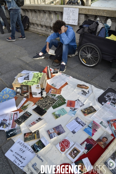 Action blocage du centre de Paris par des militants écologistes d Extinction Rebellion, Place du Chatelet, Pont au Change. Action blocking the center of Paris by ecologist activists of Extinction Rebellion, Place du Chatelet, Pont au Change.