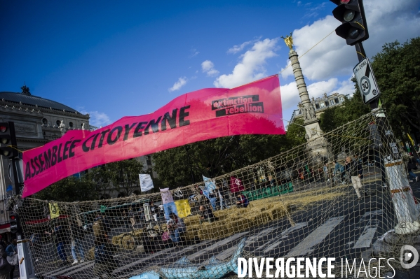 Des militants d Extinction Rébellion bloquent la place du Châtelet.