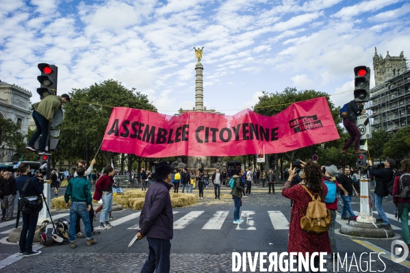 Des militants d Extinction Rébellion bloquent la place du Châtelet.