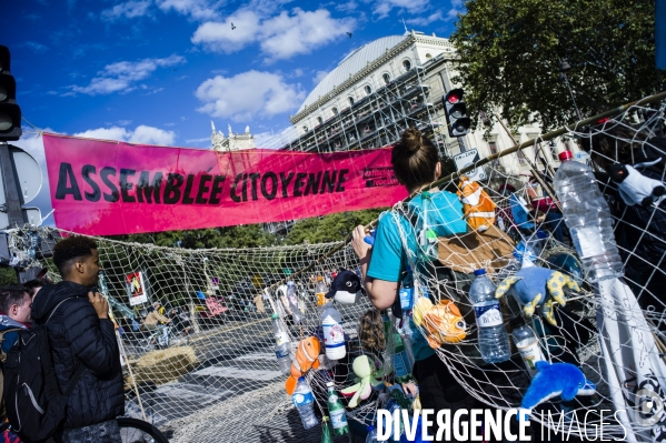 Des militants d Extinction Rébellion bloquent la place du Châtelet.