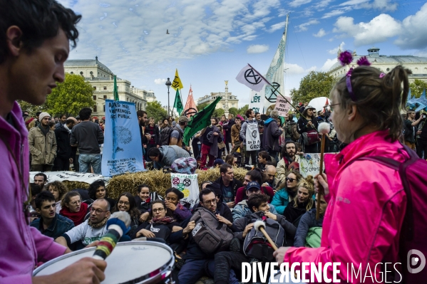 Des militants d Extinction Rébellion bloquent la place du Châtelet.