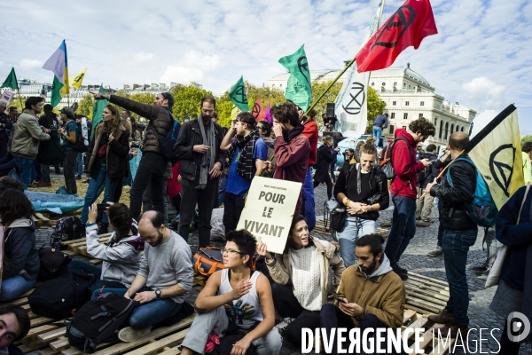 Des militants d Extinction Rébellion bloquent la place du Châtelet.