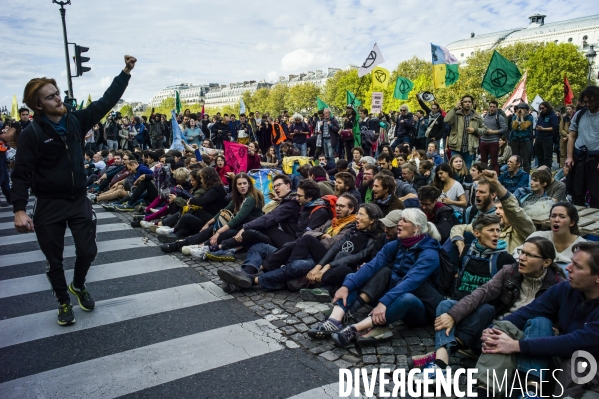 Des militants d Extinction Rébellion bloquent la place du Châtelet.