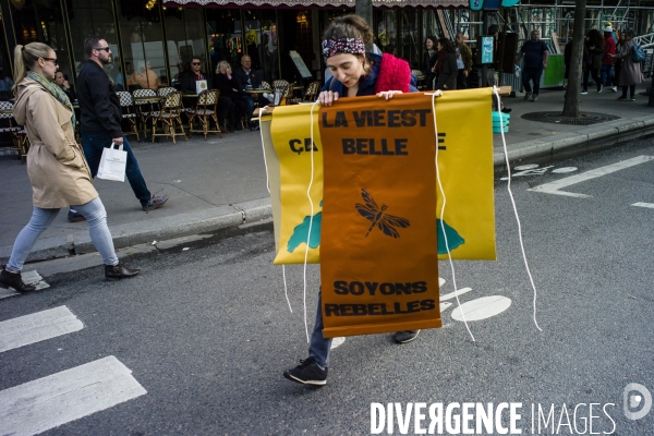 Des militants d Extinction Rébellion bloquent la place du Châtelet.