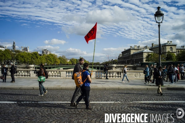 Des militants d Extinction Rébellion bloquent la place du Châtelet.