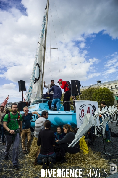 Des militants d Extinction Rébellion bloquent la place du Châtelet.