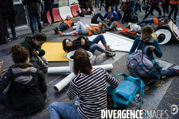 Des militants d Extinction Rébellion bloquent la place du Châtelet.