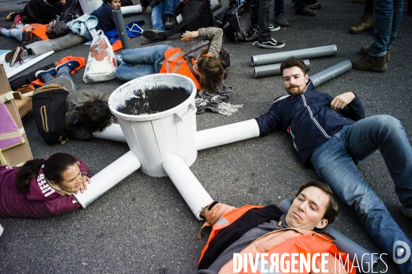 Des militants d Extinction Rébellion bloquent la place du Châtelet.