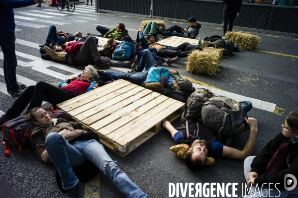 Des militants d Extinction Rébellion bloquent la place du Châtelet.