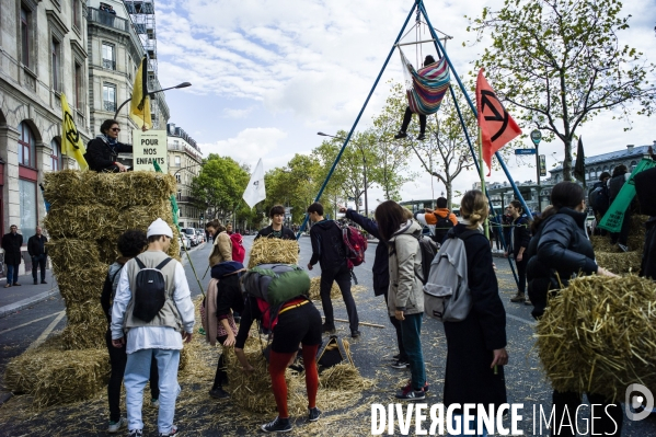 Des militants d Extinction Rébellion bloquent la place du Châtelet.