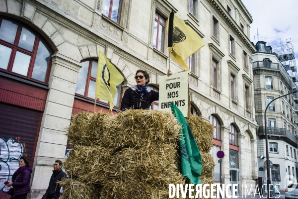 Des militants d Extinction Rébellion bloquent la place du Châtelet.