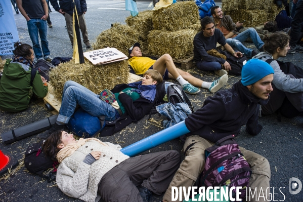 Des militants d Extinction Rébellion bloquent la place du Châtelet.