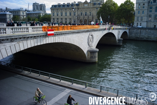 Des militants d Extinction Rébellion bloquent la place du Châtelet.