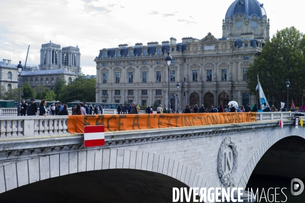 Des militants d Extinction Rébellion bloquent la place du Châtelet.