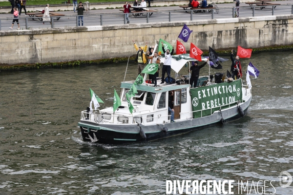 Action blocage du centre de Paris par des militants écologistes d Extinction Rebellion, Place du Chatelet, Pont au Change. Action blocking the center of Paris by ecologist activists of Extinction Rebellion, Place du Chatelet, Pont au Change.