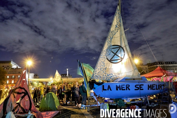 Rebellion Extinction occupe la place du Chatelet