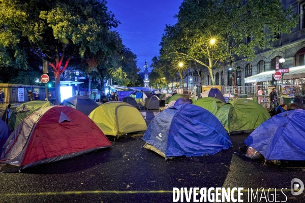 Rebellion Extinction occupe la place du Chatelet